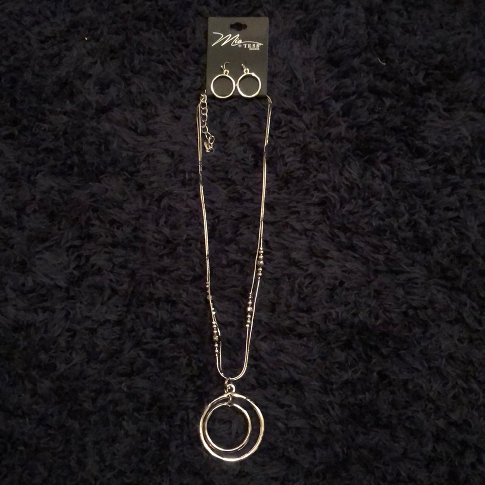 Necklace and earring set
